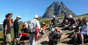 Un groupe d’apprentis géologues au pied du Pic du Midi d’Ossau